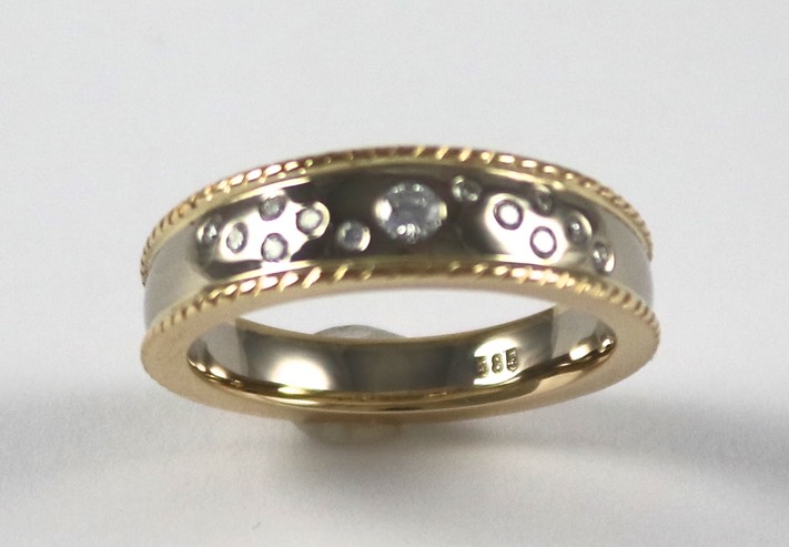 2-farvet 14 kt guldring m. brillianter